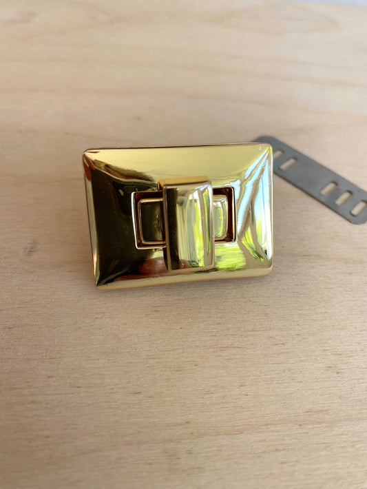 Gold tone handbag turn clasp with polished finish, size 4mm x 3mm.